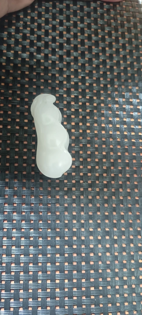 和田玉白玉福豆，料子老熟，做工精致。无伤无裂。