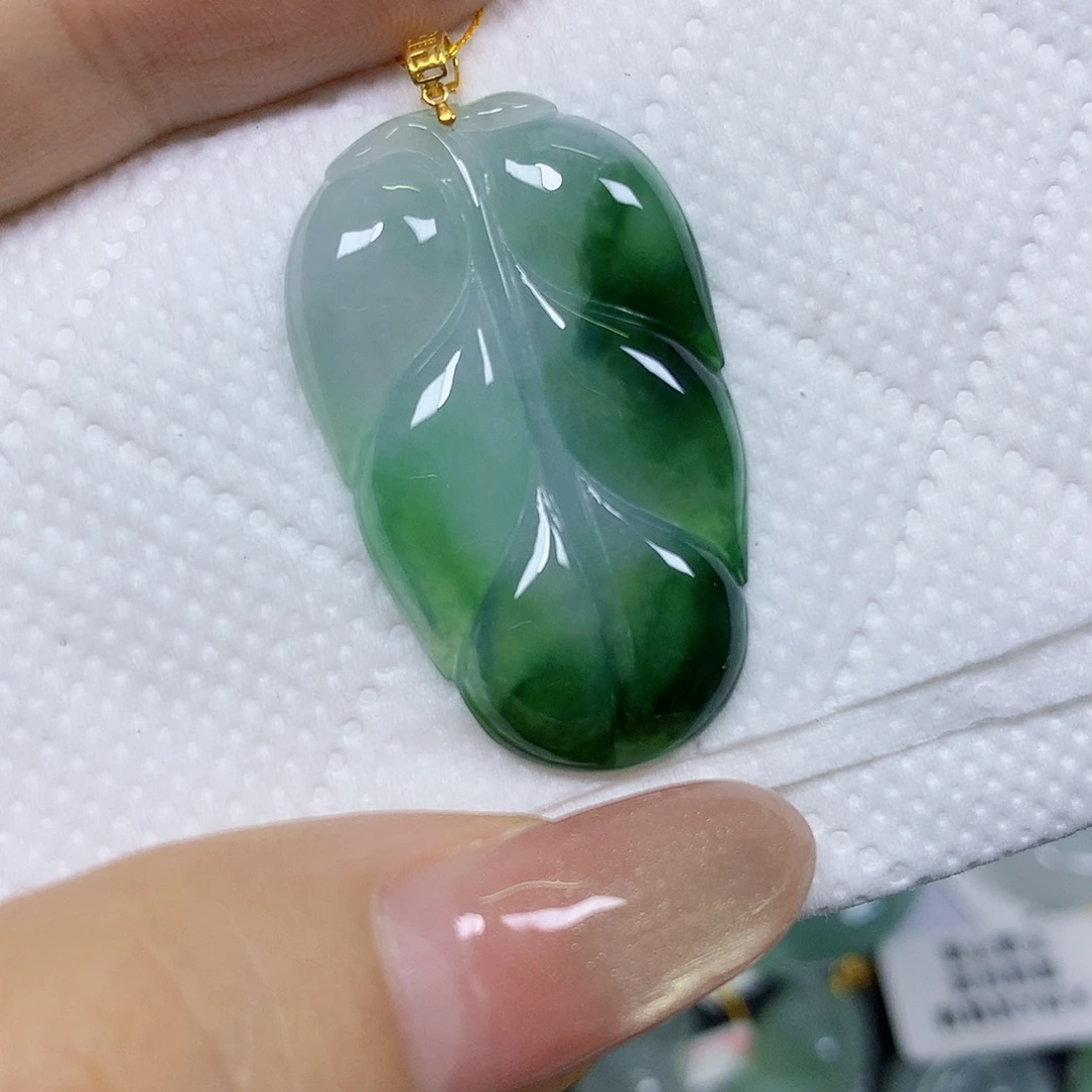颈饰18K金镶嵌翡翠挂件