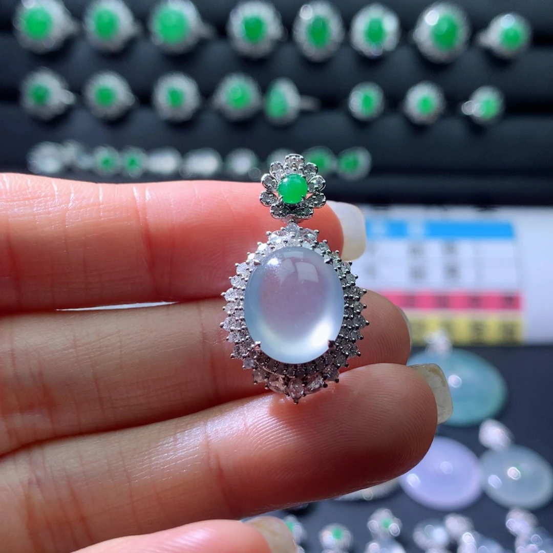 颈饰18K金镶嵌翡翠伴钻