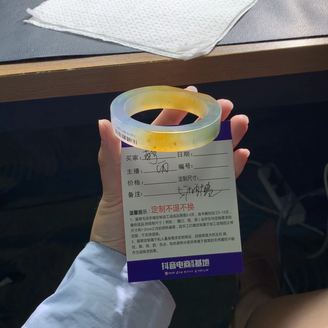 未镶嵌翡翠手镯定制翡翠静**争