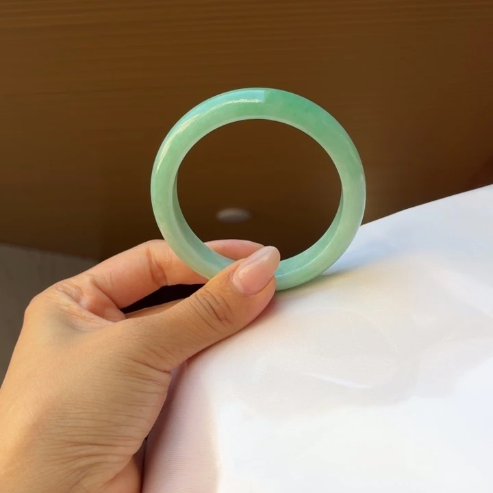 翡翠未镶嵌手镯待谈