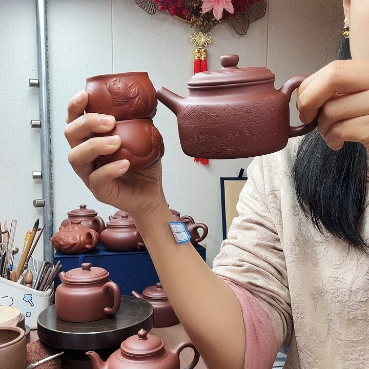 紫砂茶壶徳中半手刻绘260毫升，2个小杯