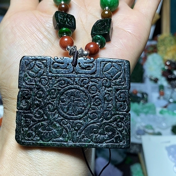 翡翠未镶嵌吊坠(赠链)