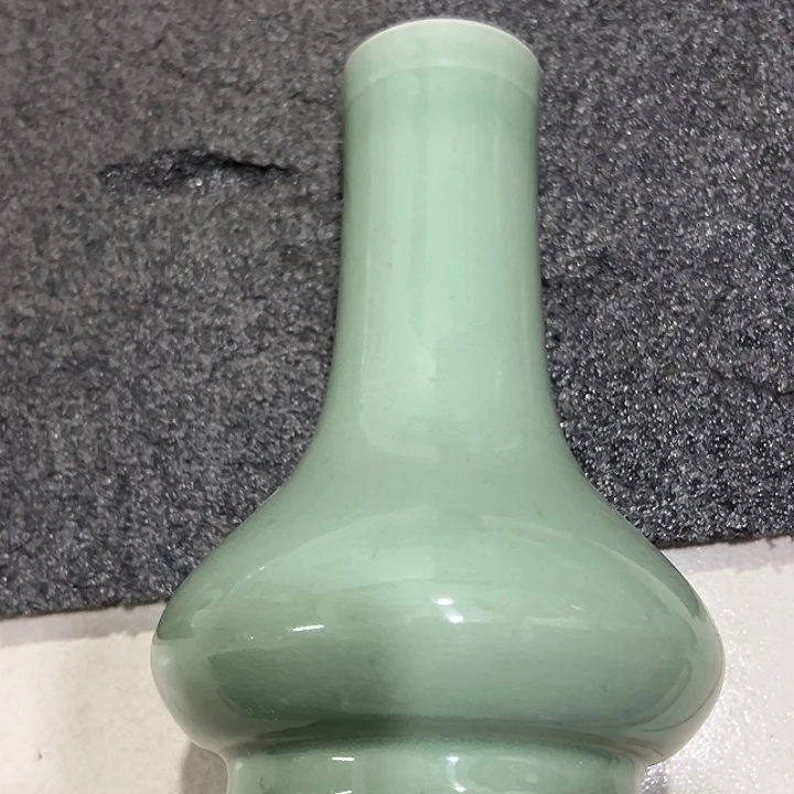 摆件全美品龙泉瓶一件