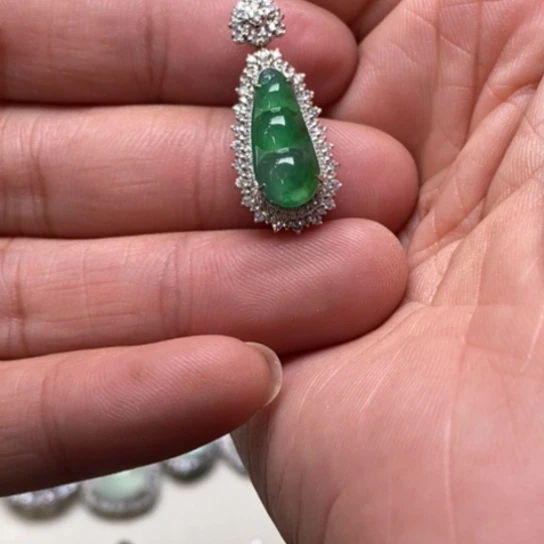 翡翠18K金镶嵌颈饰吊坠