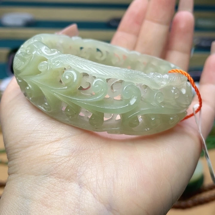 和田玉手镯60圈口。编号55未镶嵌