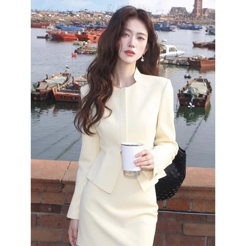 淡人高知秋日ootd穿搭一整套小香风米杏色西装外套裙子职业套装女