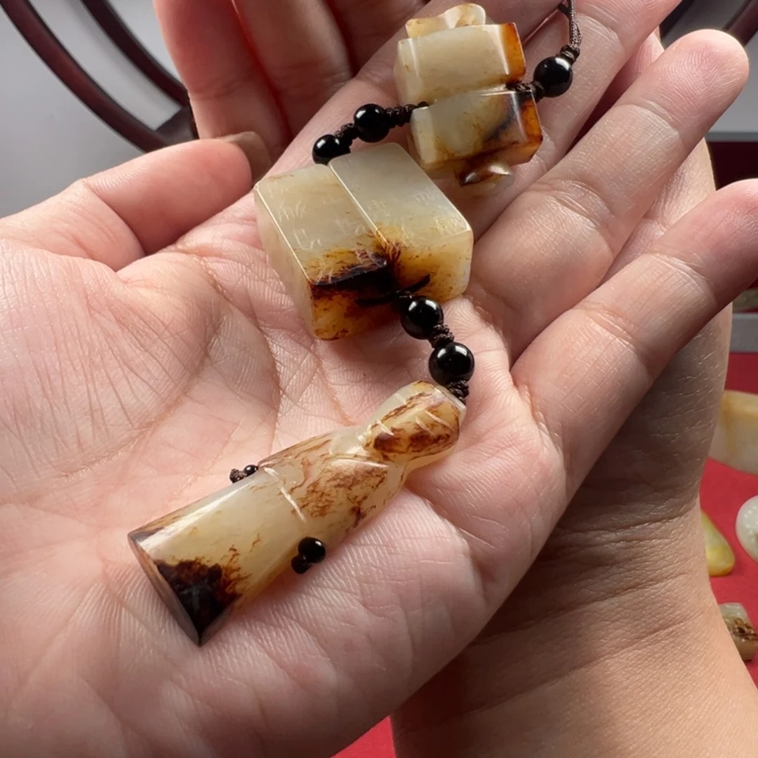 都***人颈饰未镶嵌和田玉