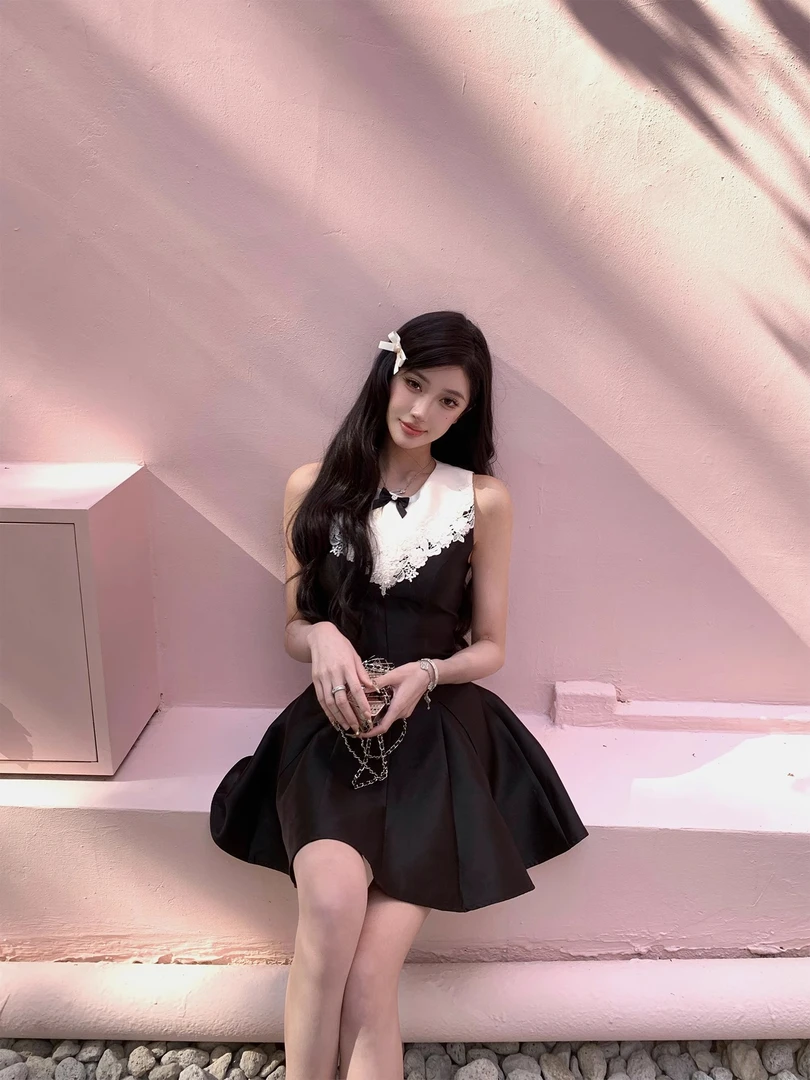 2025新款小个子名媛千金风复古蕾丝拼色无袖修身显瘦气质连衣裙女