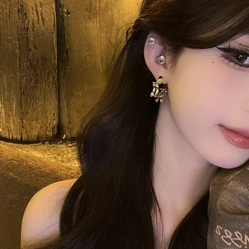 铜合金合成锆石耳饰 永轻奢精致设计感镂空五角星耳环简约个性