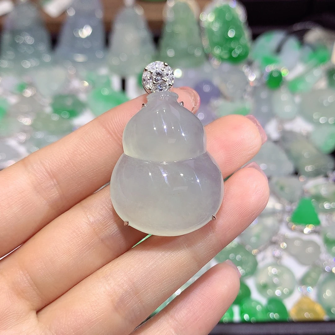 翡翠18K金镶嵌颈饰葫芦