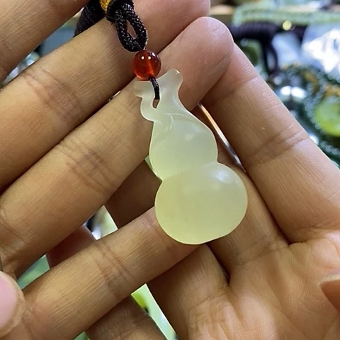 岫玉未镶嵌颈饰一个