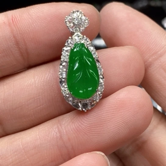 翡翠18K金镶嵌颈饰吊坠