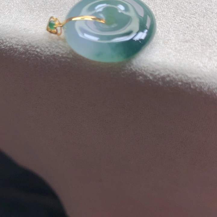 翡翠18K金镶嵌颈饰吊坠