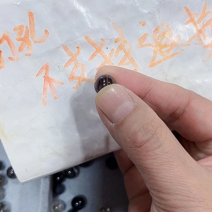 水晶颈饰未镶嵌温****?