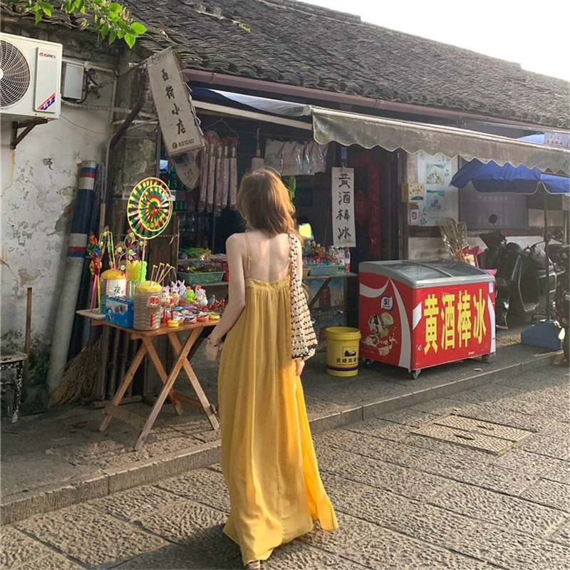 法式氛围感黄色吊带连衣裙夏季度假风宽松显瘦蕾丝花边拼接长裙子