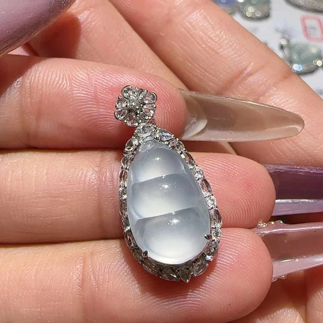 【闪购商品】颈饰18K金镶嵌翡翠天然