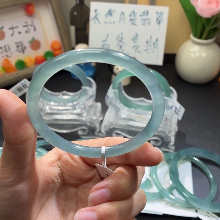 翡翠未镶嵌手镯高冰蓝圆条