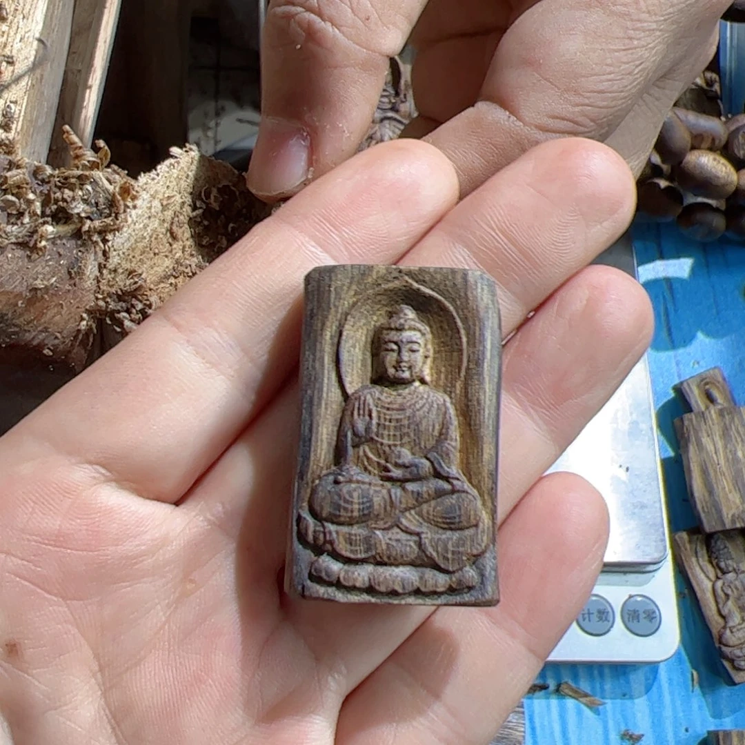 沉香吊坠白棋大日如来羊5.7克