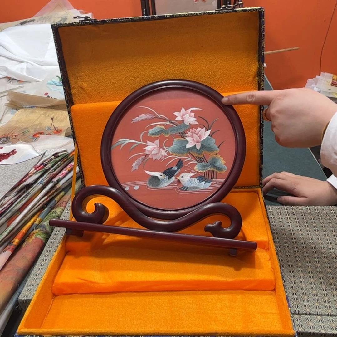 刺绣?****?纯手工制作的小姐姐