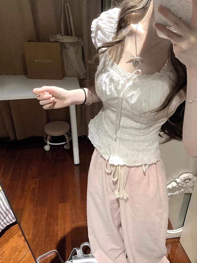 法式温柔甜美蕾丝短袖白色衬衫女夏季小众修身显瘦木耳边方领上衣