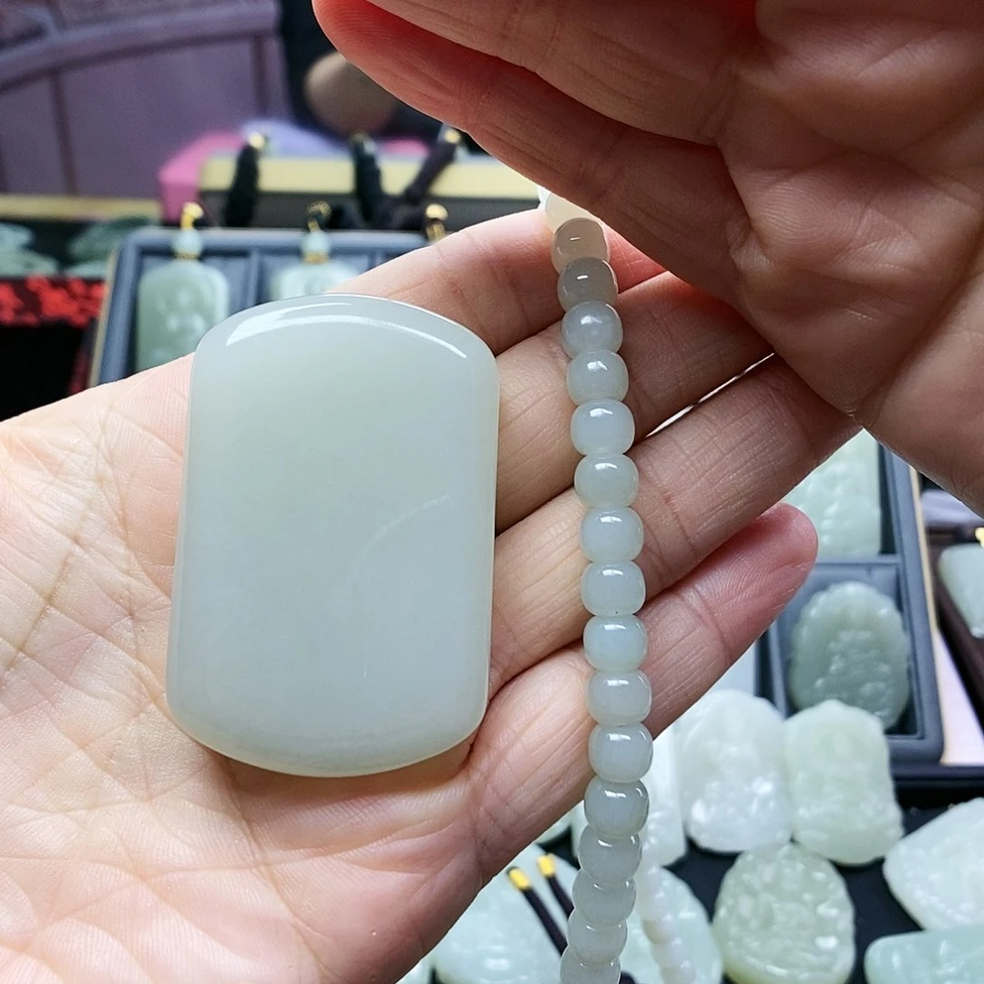 和田玉颈饰未镶嵌放**己