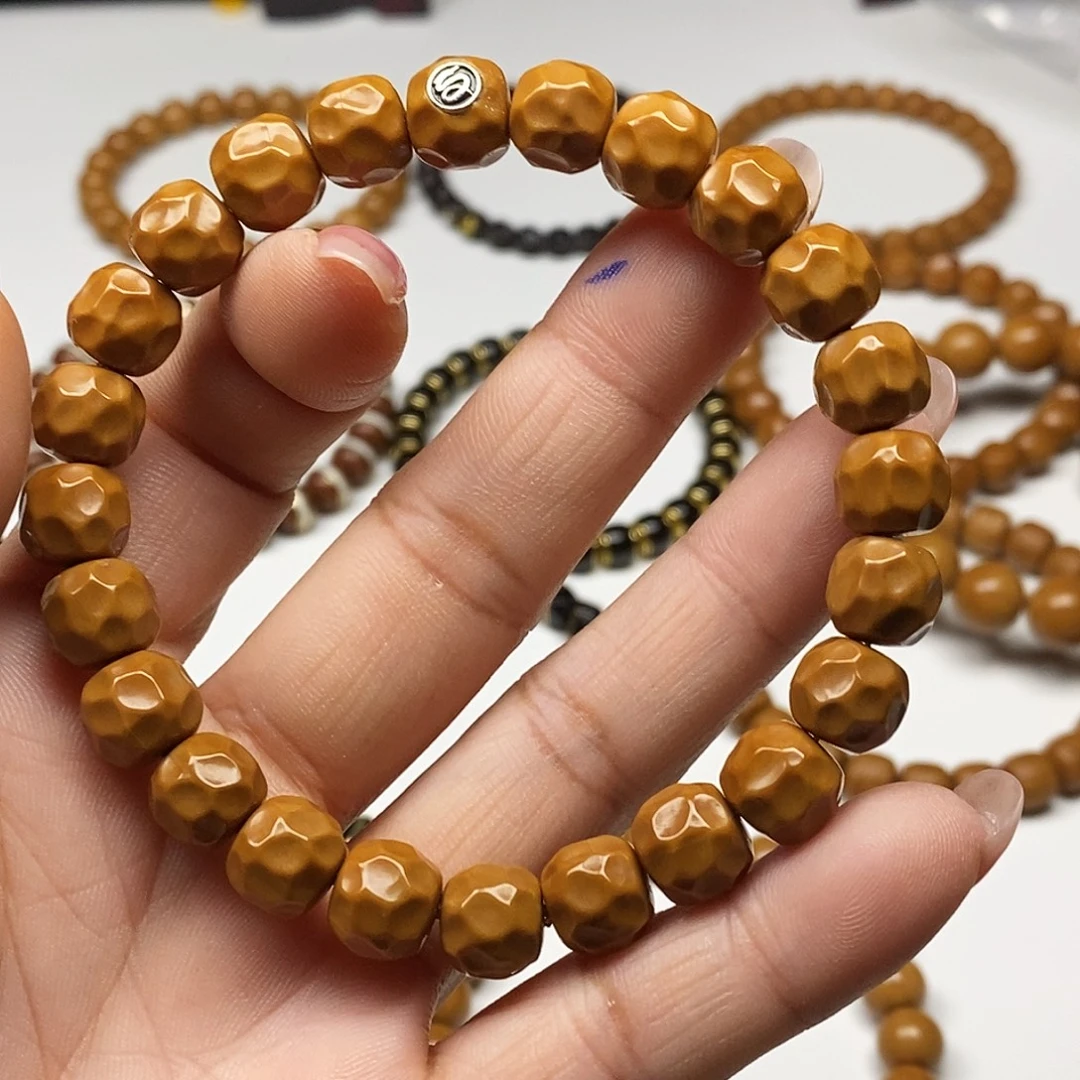 时***眸吊坠猴头核桃奶酪