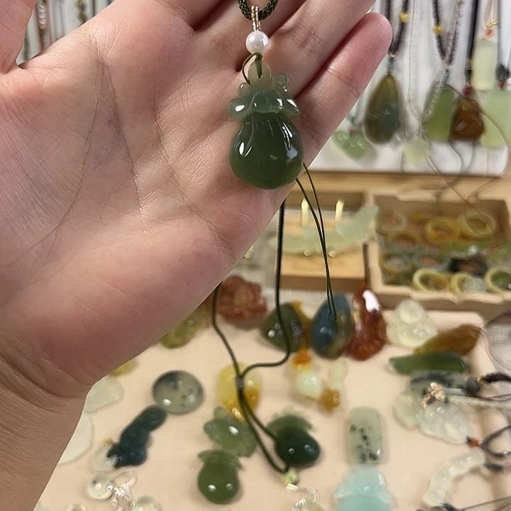 两***贝蛇纹石玉未镶嵌颈饰