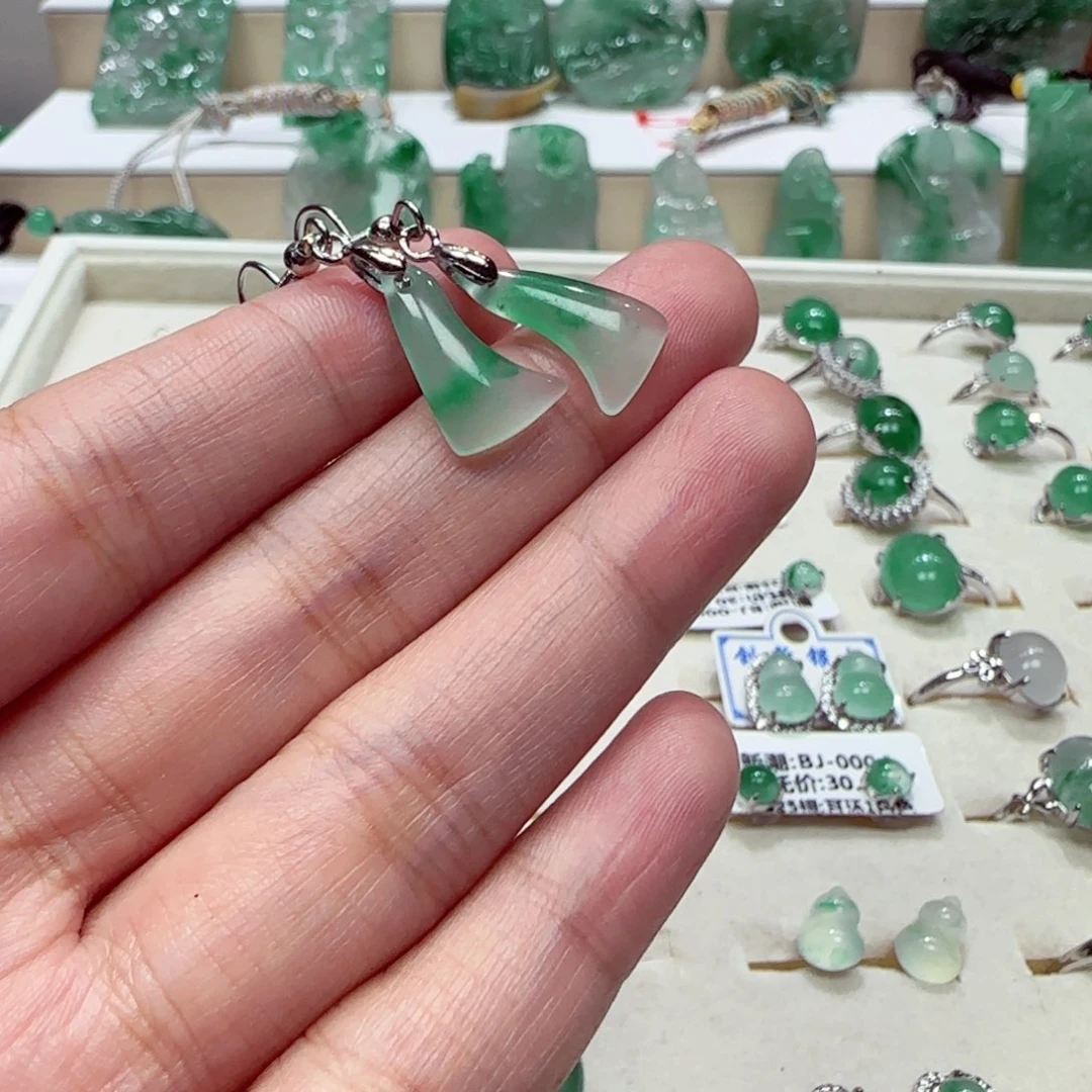 石英质玉（非洲翠）未镶嵌颈饰白***觉