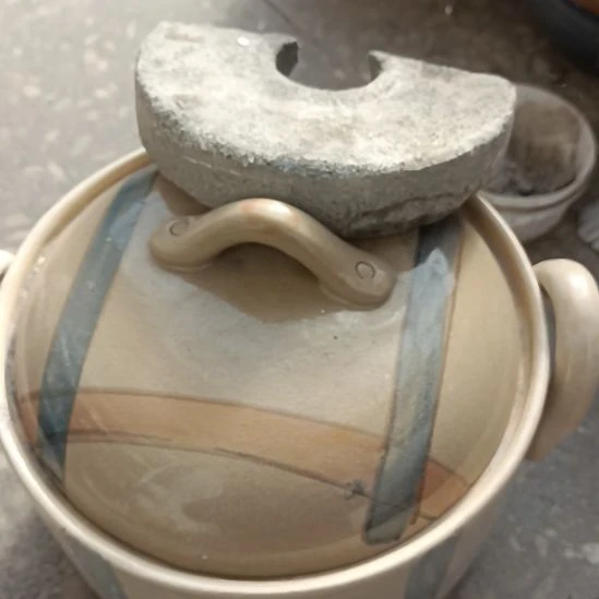 瓷片在*上陶瓷盤子碗啥都有