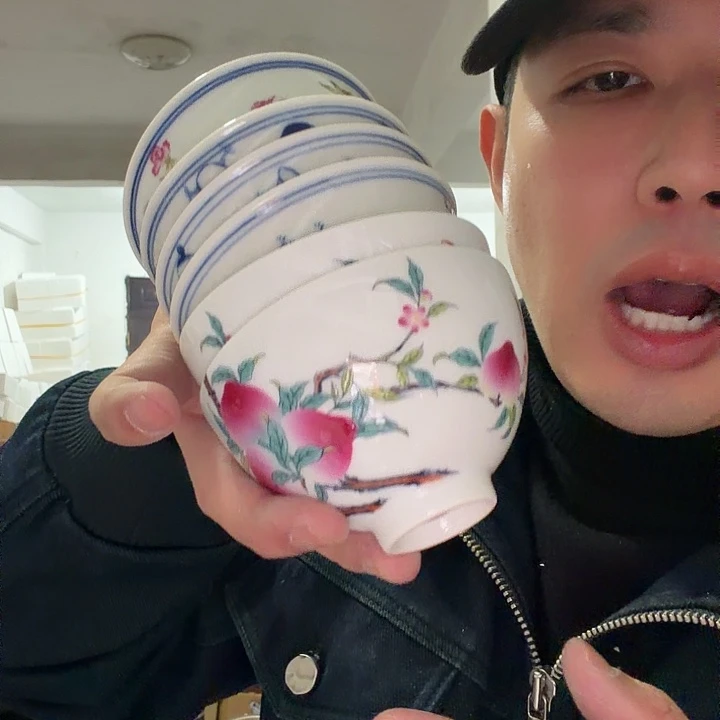 一个装的瓷器的东西