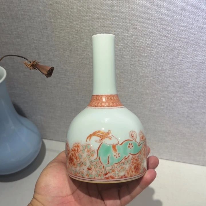 王嫣嫣-红绿彩小赏瓶