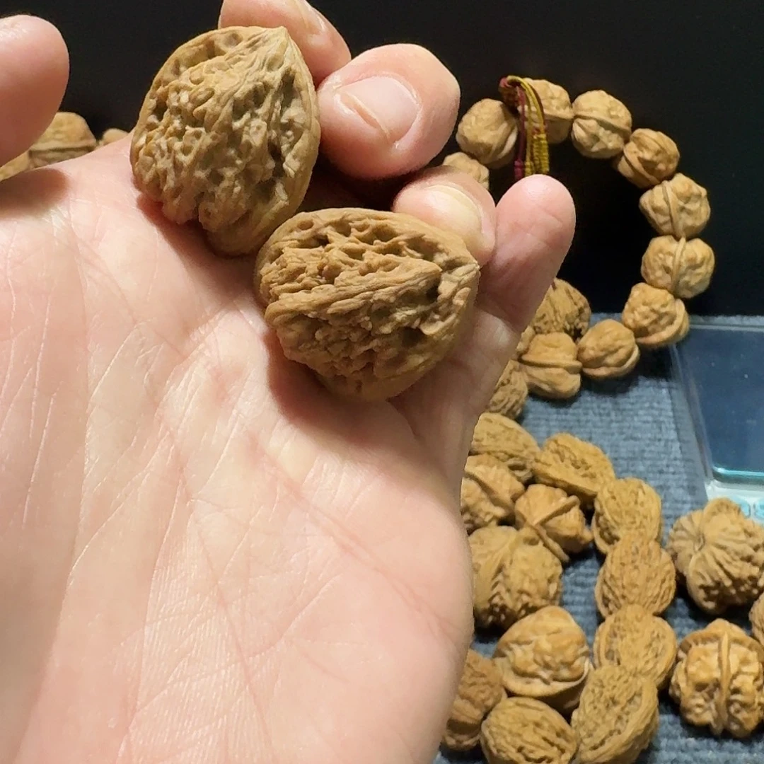 文玩核桃把件南疆石异形手捻微黄