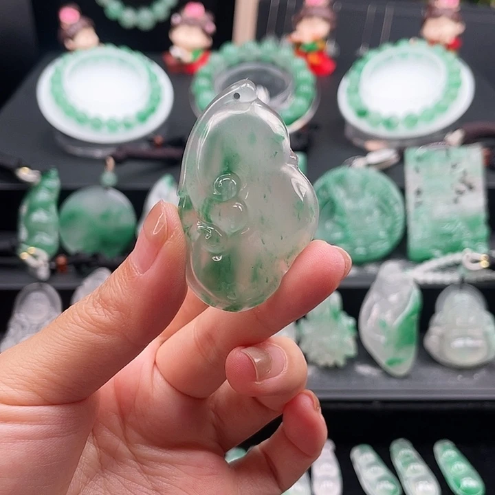 颈饰未镶嵌石英质玉