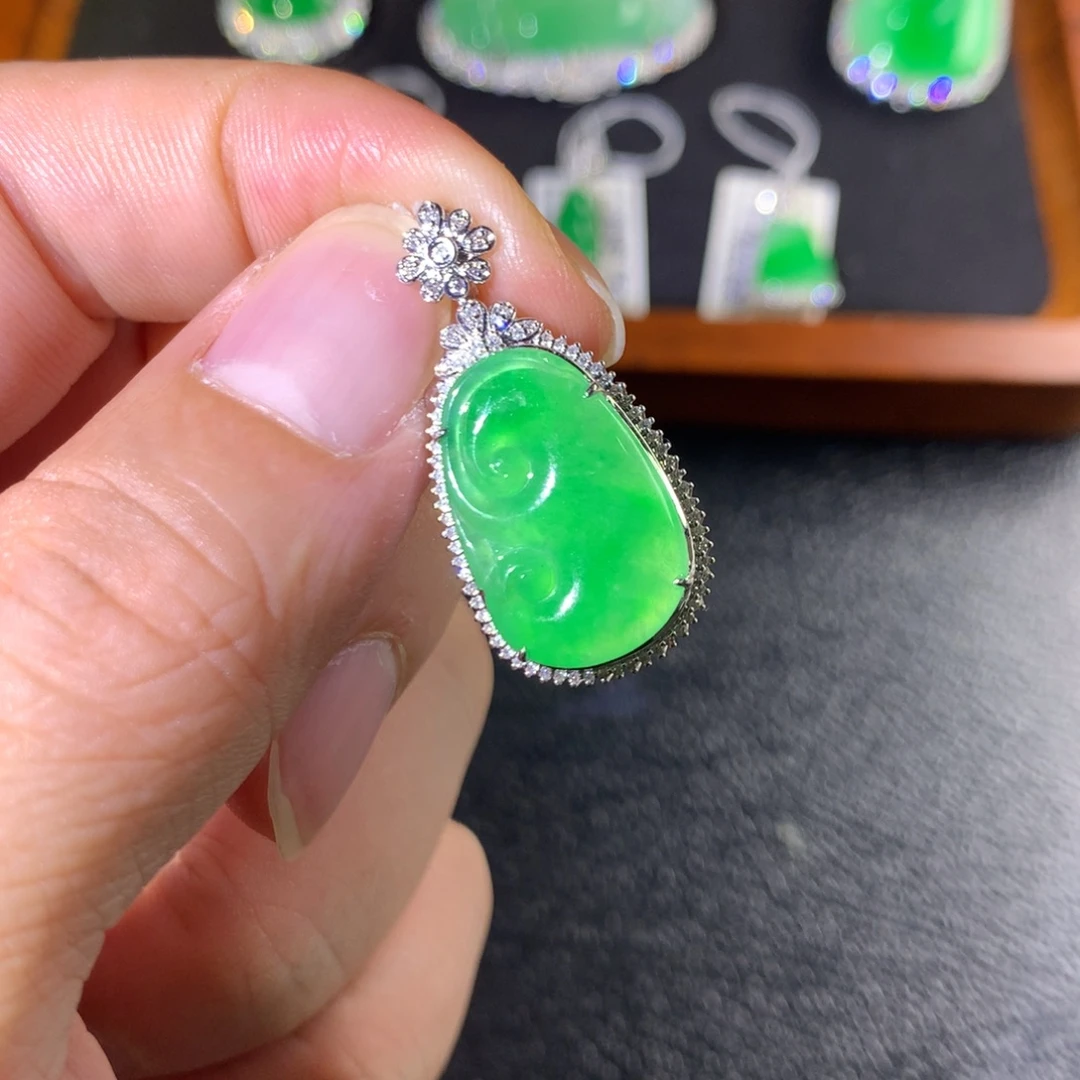 翡翠18K金镶嵌颈饰翡翠