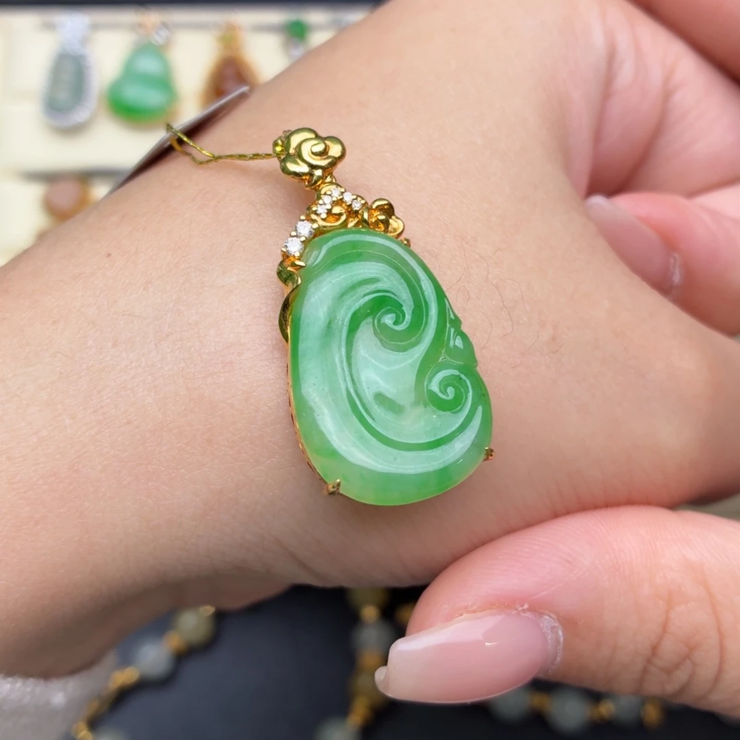 翡翠18K金镶嵌颈饰