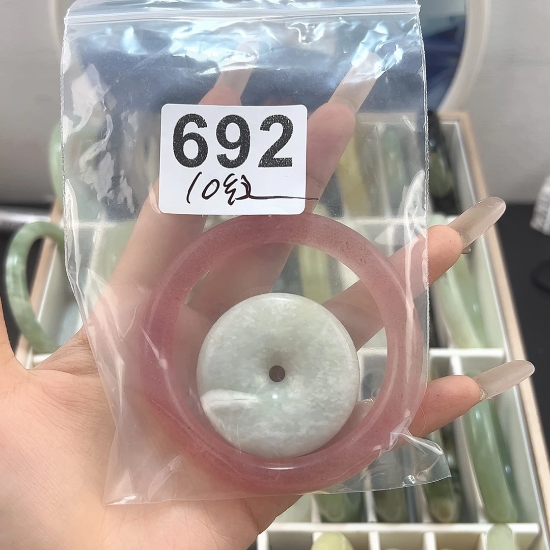 淘***宝蛇纹石玉未镶嵌颈饰