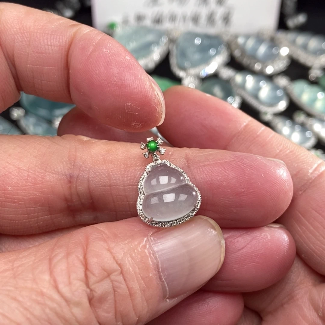 颈饰18K金镶嵌翡翠葫芦