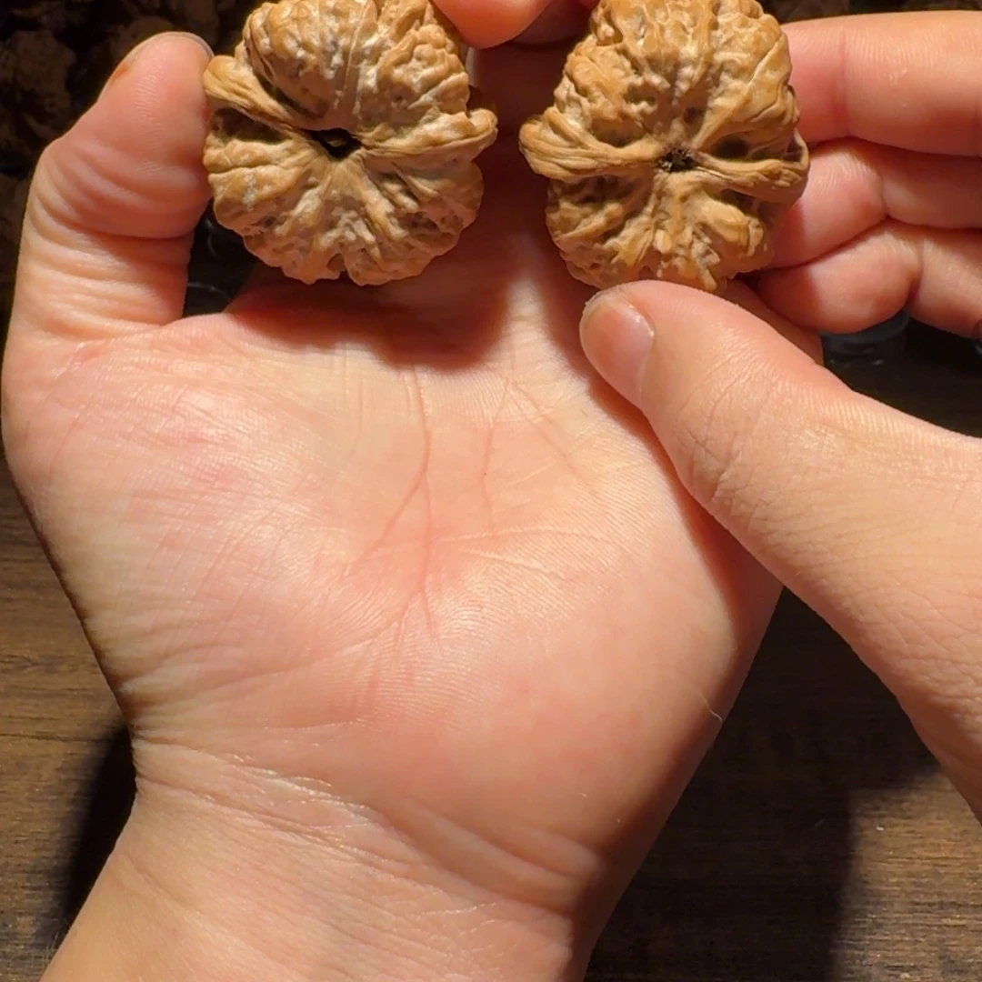 宜***色文玩核桃吊坠蛤蟆的眼睛是真的好看啊我
