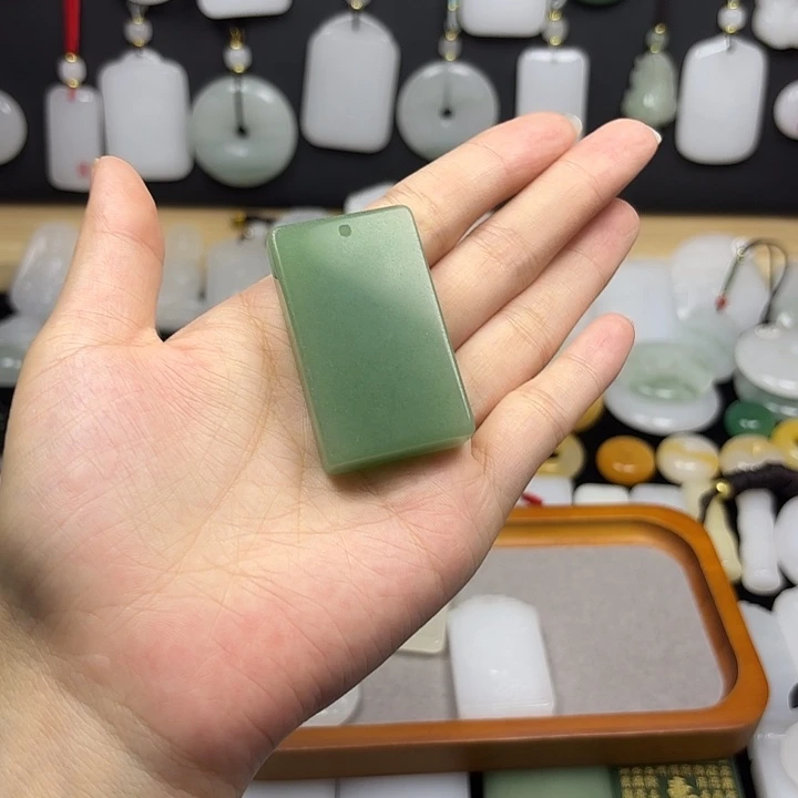 石英质玉未镶嵌颈饰J****?