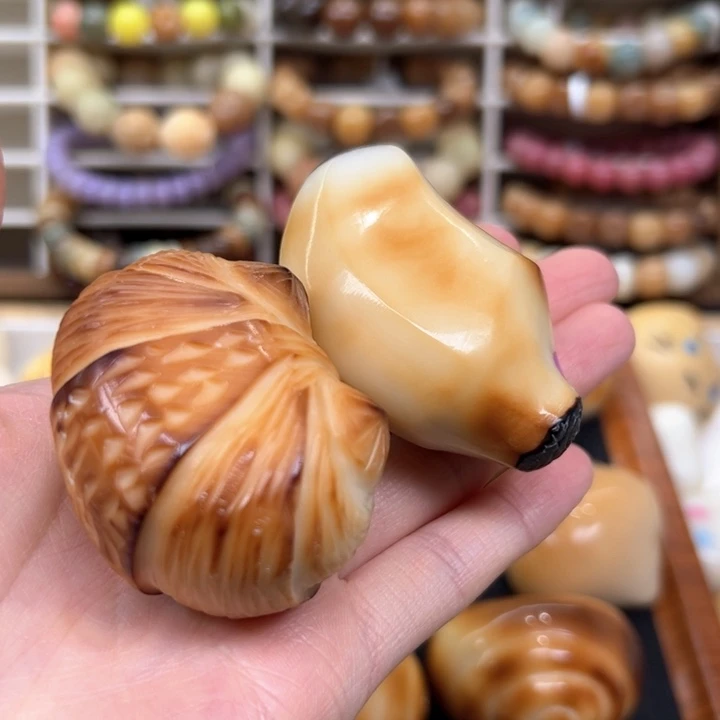 白玉菩提把件1.26.48象牙果把件发两个