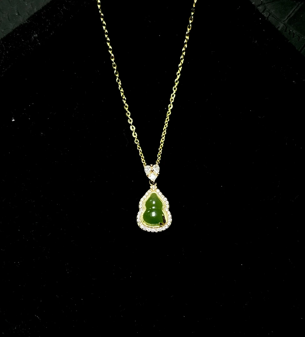 天然和田玉碧玉葫芦吊坠 满钻精致轻奢时尚