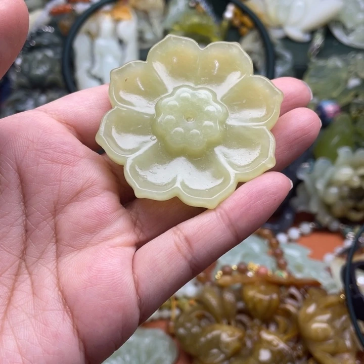 蛇纹石玉吊坠合金