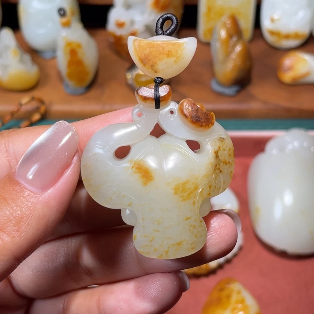 颈饰未镶嵌和田玉（糖玉）