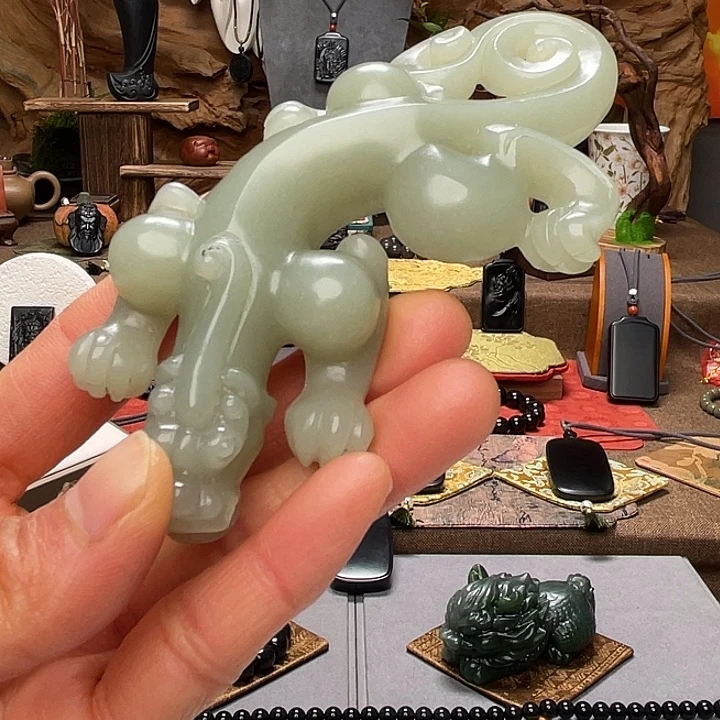 英***明和田玉（青白玉）未镶嵌挂件切莫101克