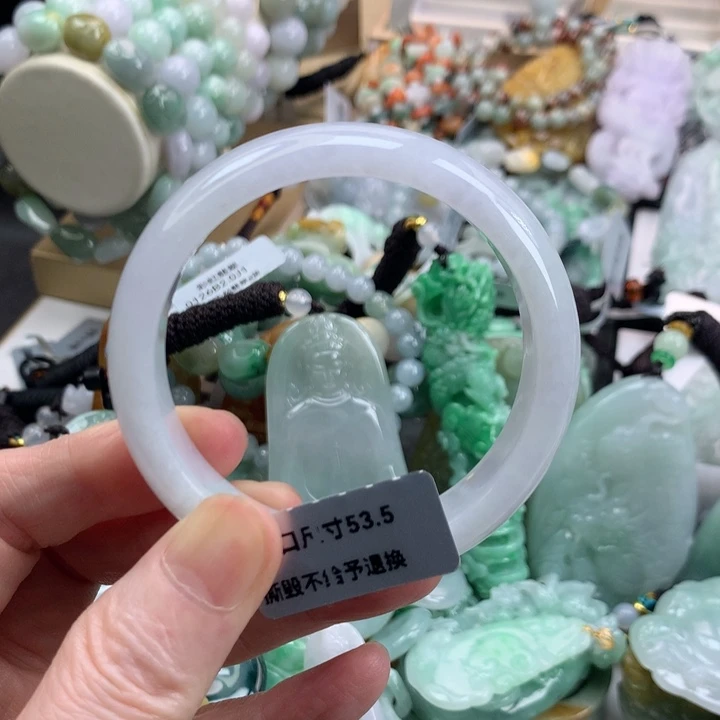 翡翠手镯未镶嵌吊坠
