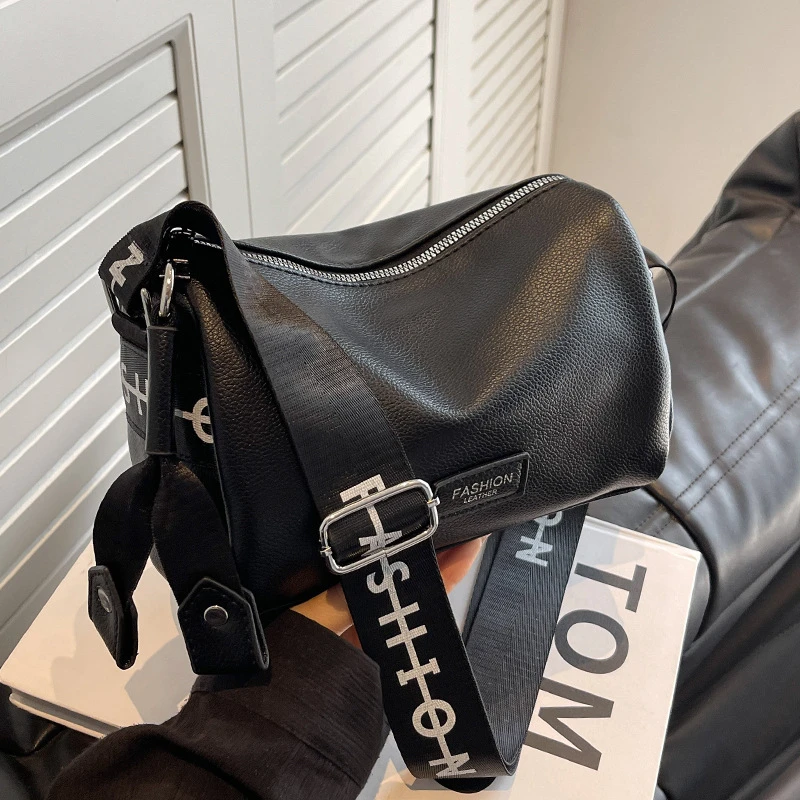 路遥女包爆款新品潮流运动风时尚宽肩带枕包包女百搭轻便通勤旅行