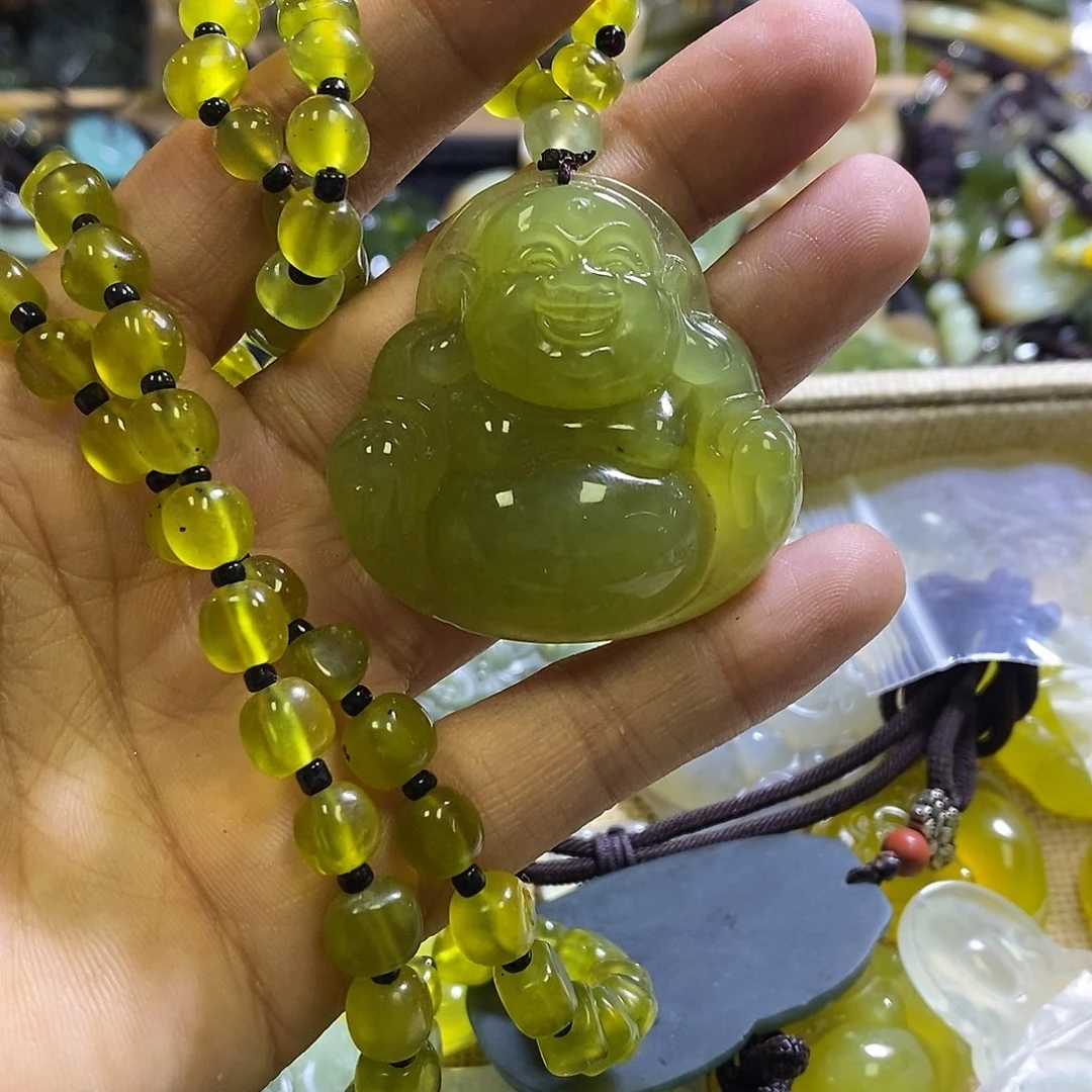岫玉未镶嵌颈饰一个