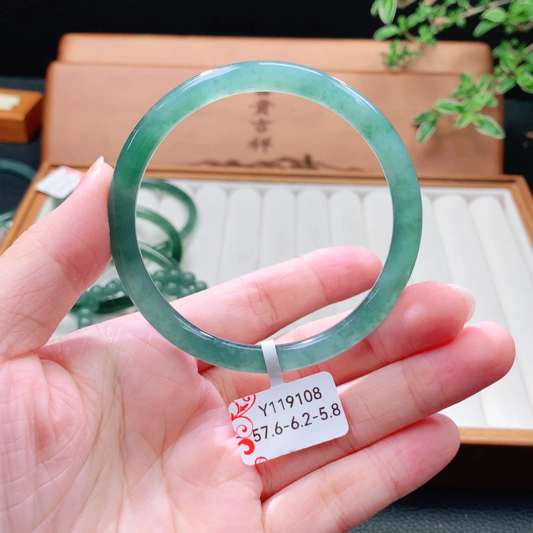 翡翠未镶嵌手镯（圆镯）