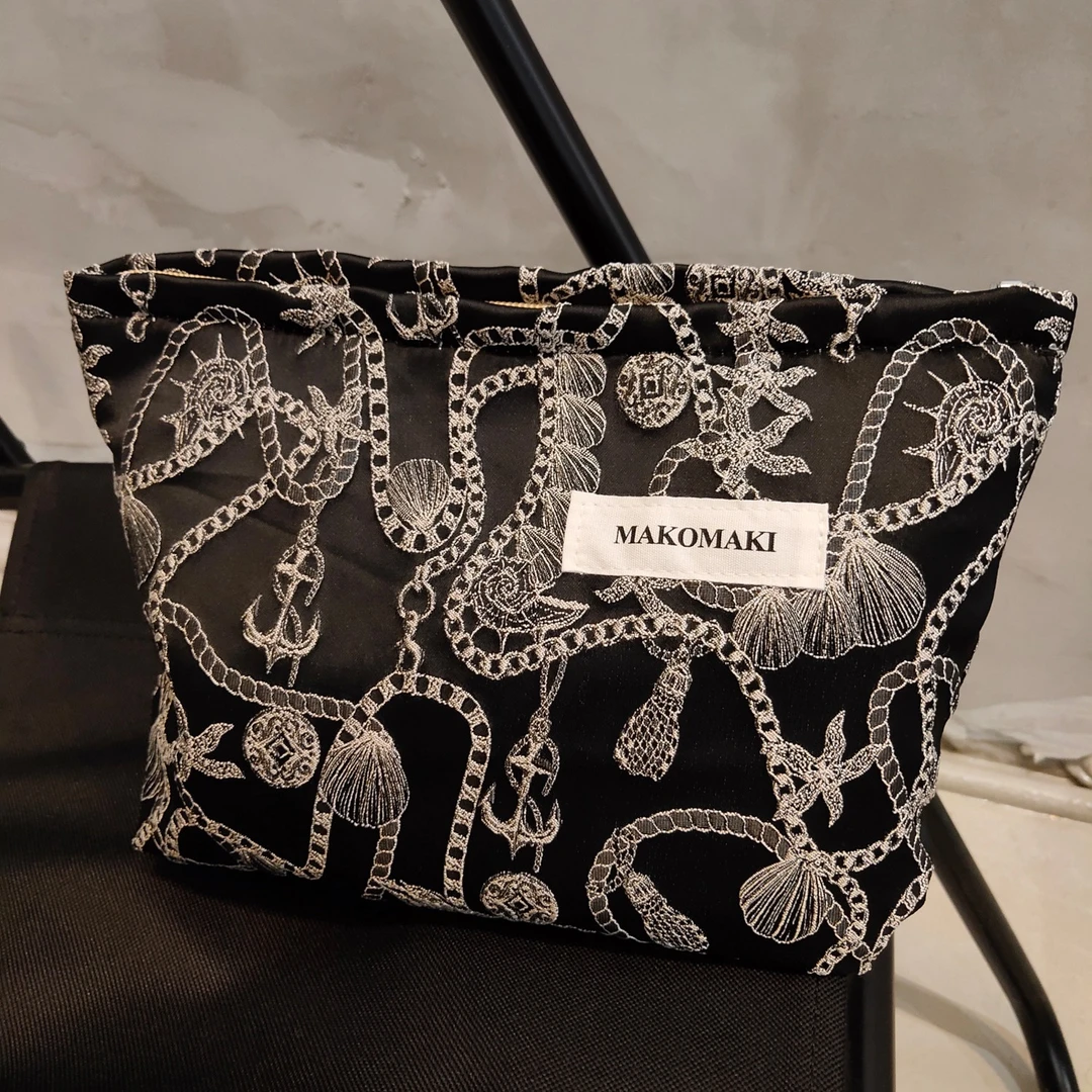 新款复古几何秋冬季化妆包眼影盘水乳收纳袋质感大容量便携洗漱包